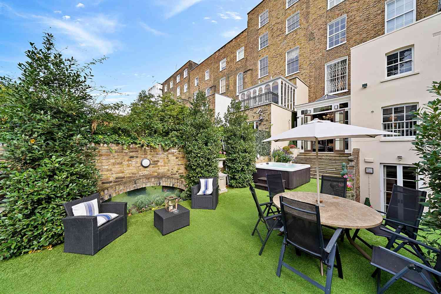 Large group accommodation with Party Houses London